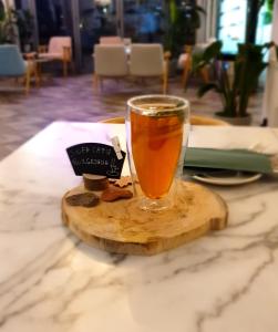 a glass of beer sitting on a cutting board at Lividus Czarna Mewa in Świnoujście