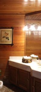 baño con encimera y lavabo con luces en Casa do Monte, en Vizela