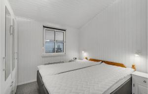 una camera da letto bianca con un letto grande e una finestra di 3 Bedroom Beautiful Home In Højslev a Højslev