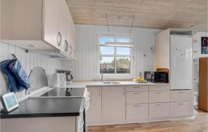 Cucina o angolo cottura di 3 Bedroom Beautiful Home In Højslev