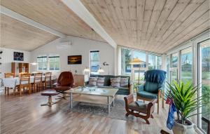 un soggiorno con un divano e un tavolo di 3 Bedroom Beautiful Home In Højslev a Højslev
