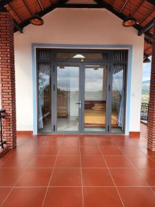Namban的住宿－OVi farmstay Nam Ban - Lâm Hà，房屋内铺着瓷砖地板的开放式玻璃门