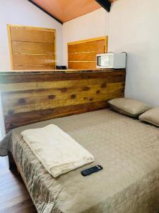 מיטה או מיטות בחדר ב-Cabañas del Bosque