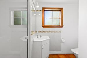 Koupelna v ubytování Aberdeen Cottage - Nestled in the Heart of Arrowtown - New!