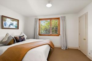 Postel nebo postele na pokoji v ubytování Aberdeen Cottage - Nestled in the Heart of Arrowtown - New!