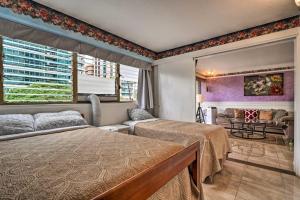 Habitación de hotel con 2 camas y sofá en Royal Aloha Wakiki Sweet Home en Honolulu