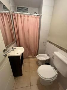 a bathroom with a toilet and a sink at Departamento Alta Córdoba in Córdoba