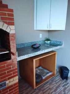 a kitchen counter with a stone counter top at Casa temporada Cocal/Praia de Itaparica-Vila Velha in Vila Velha