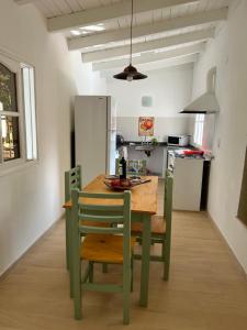 eine Küche mit einem Tisch und Stühlen im Zimmer in der Unterkunft Aires del cerro in Salta