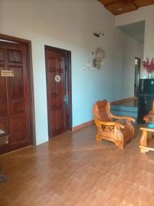 ein Wohnzimmer mit 2 Stühlen und einem Tisch in der Unterkunft Ly's homestay in Gia Nghĩa