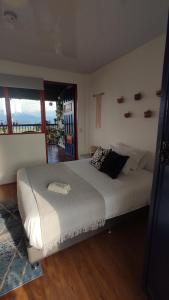 1 dormitorio con 1 cama grande y balcón en Hacienda Boutique Santa Rosanna en Santa Rosa de Cabal