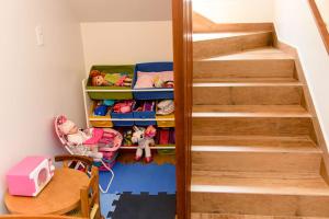 ein Kinderzimmer mit einer Treppe und einem Tisch mit Spielzeug in der Unterkunft Das Blaue Haus - Casa de Campo incrível in Rio Forcação