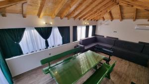 Posezení v ubytování Luxury private villa complex with pool and jacuzzi