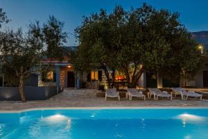 Bazén v ubytování Luxury private villa complex with pool and jacuzzi nebo v jeho okolí