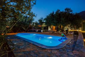 Bazén v ubytování Luxury private villa complex with pool and jacuzzi nebo v jeho okolí