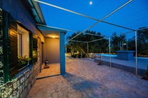 Bazén v ubytování Luxury private villa complex with pool and jacuzzi nebo v jeho okolí