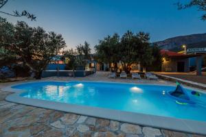 Bazén v ubytování Luxury private villa complex with pool and jacuzzi nebo v jeho okolí