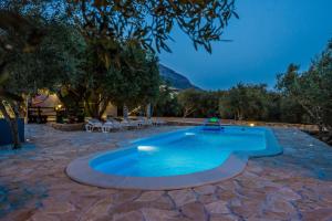 Bazén v ubytování Luxury private villa complex with pool and jacuzzi nebo v jeho okolí