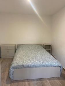 um quarto com uma cama e uma luz no tecto em Appartement T2 - 4 couchages em La Garde