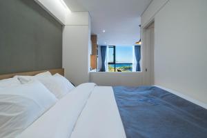 سرير أو أسرّة في غرفة في Hotel Parangvue