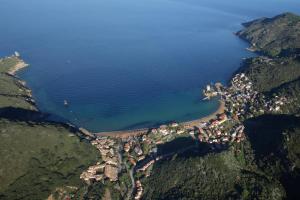 una vista aerea di una città sulla riva di un corpo idrico di Ammiraglio a Campese