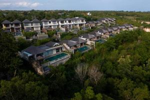 una vista aérea de una fila de casas en Moritz Palm Villa, en Ungasan
