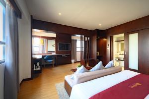 Habitación de hotel con cama y escritorio en Coco Hotel en Bangkok