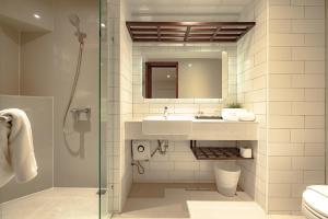 un baño con lavabo y ducha en Coco Hotel, en Bangkok 18 fotos más