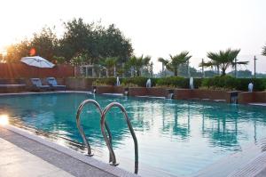 The swimming pool at or close to Vivanta Hyderabad, Begumpet