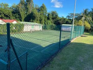Tenis a/nebo squash v ubytování Au beau village studio avec piscine magnifique nebo okolí