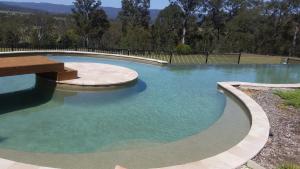 Una piscina de agua con un banco. en Paxton paradise en Paxton