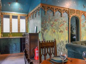 uma sala de jantar com uma mesa e um quadro na parede em Queen Mabs-uk42999 em Upper Helmsley