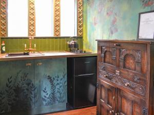 uma cozinha com um lavatório e um armário de madeira em Queen Mabs-uk42999 em Upper Helmsley