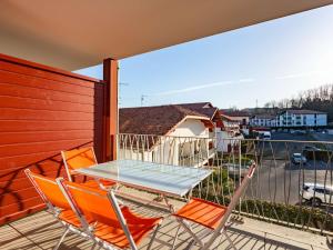 stół i krzesła na balkonie domu w obiekcie Appartement moderne à 300m de la plage avec terrasse et parking sécurisé - FR-1-2-417 w mieście Hendaye