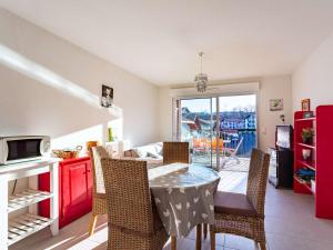 Kuchnia lub aneks kuchenny w obiekcie Appartement moderne à 300m de la plage avec terrasse et parking sécurisé - FR-1-2-417