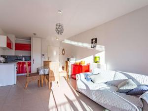 salon z kanapą i kuchnią w obiekcie Appartement moderne à 300m de la plage avec terrasse et parking sécurisé - FR-1-2-417 w mieście Hendaye +6 zdjęć