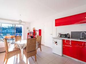Kuchnia lub aneks kuchenny w obiekcie Appartement moderne à 300m de la plage avec terrasse et parking sécurisé - FR-1-2-417