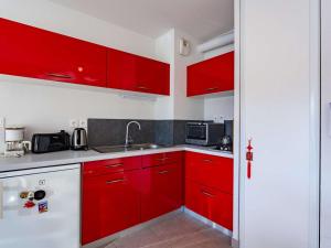 Kuchnia lub aneks kuchenny w obiekcie Appartement moderne à 300m de la plage avec terrasse et parking sécurisé - FR-1-2-417