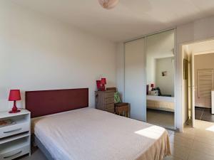 sypialnia z dużym łóżkiem i lustrem w obiekcie Appartement moderne à 300m de la plage avec terrasse et parking sécurisé - FR-1-2-417 w mieście Hendaye