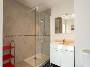 łazienka z prysznicem i umywalką w obiekcie Appartement moderne à 300m de la plage avec terrasse et parking sécurisé - FR-1-2-417 w mieście Hendaye