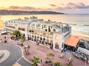 widok z lotu ptaka na budynek przy plaży w obiekcie Appartement moderne à 300m de la plage avec terrasse et parking sécurisé - FR-1-2-417 w mieście Hendaye