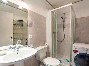 La salle de bains est pourvue d'un lavabo, de toilettes et d'une douche. dans l'établissement Appartement Hendaye, 2 pièces, 4 personnes - FR-1-2-418, à Hendaye