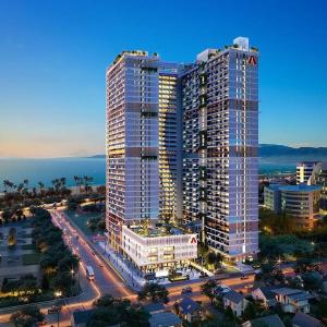 una vista aérea de un edificio alto en una ciudad en The Sóng Apartment Vũng Tàu - Mita House, en Vung Tau
