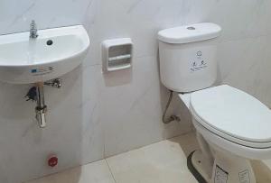RedDoorz @ RSL Transient House Iloilo في إيلويلو سيتي: حمام مع مرحاض ومغسلة