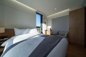 سرير أو أسرّة في غرفة في Hotel Parangvue