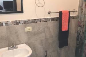 a bathroom with a sink and a mirror at Departamento en planta baja en centro de Cananea in Cananea