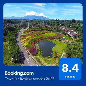 einen Luftblick auf einen Golfplatz mit See in der Unterkunft Vimala Hills Resort Cozy Villa Puncak Gadog Bogor in Bogor