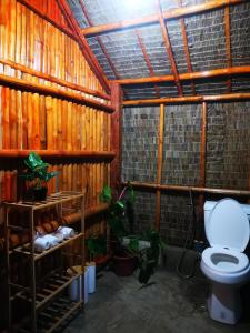 - Baño con aseo en un edificio de madera en SMALL CABIN IN THE SOUTH, en Barili