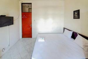 Una cama o camas en una habitación de Graha Ara Homestay Syariah RSUD Dr Soetomo Surabaya Mitra RedDoorz