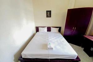Una cama o camas en una habitación de Graha Ara Homestay Syariah RSUD Dr Soetomo Surabaya Mitra RedDoorz